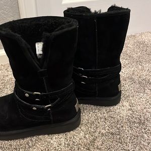 Ugg. 6. Black. Great gently worn condition. Only worn a couple times.